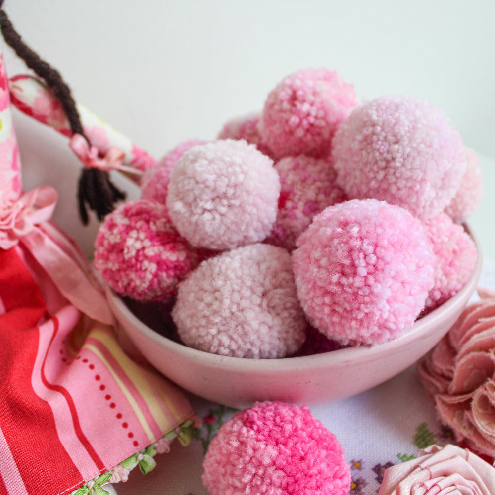 Clover 3124 Pom Pom Maker Small Set of Two-35mm/45mm Samples