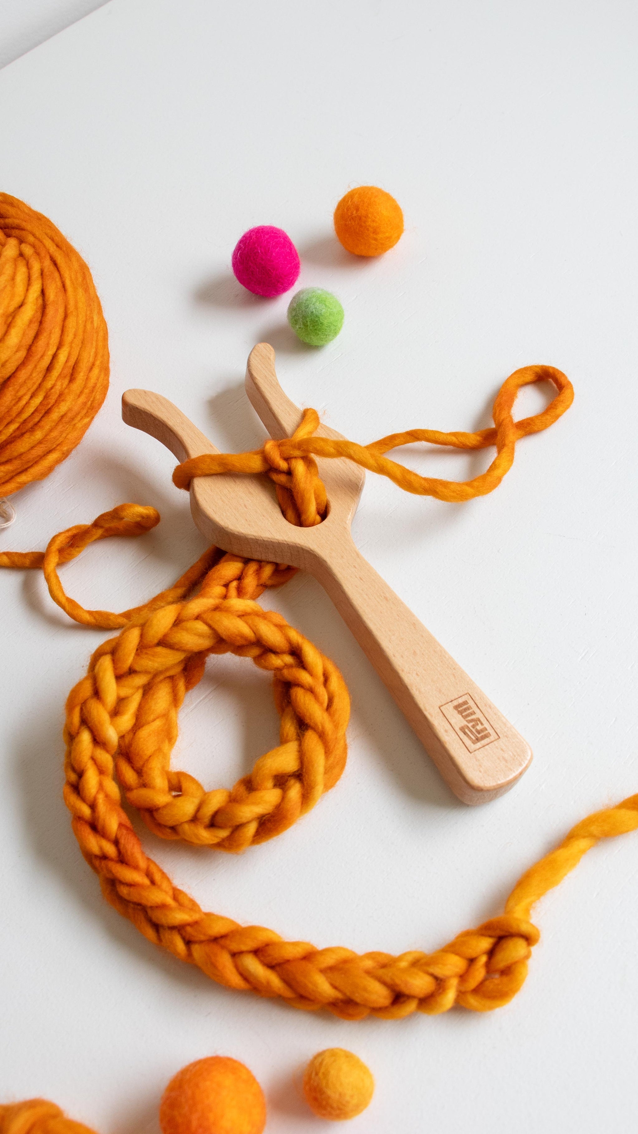 How to use the Prym Knitting Fork - Lucet